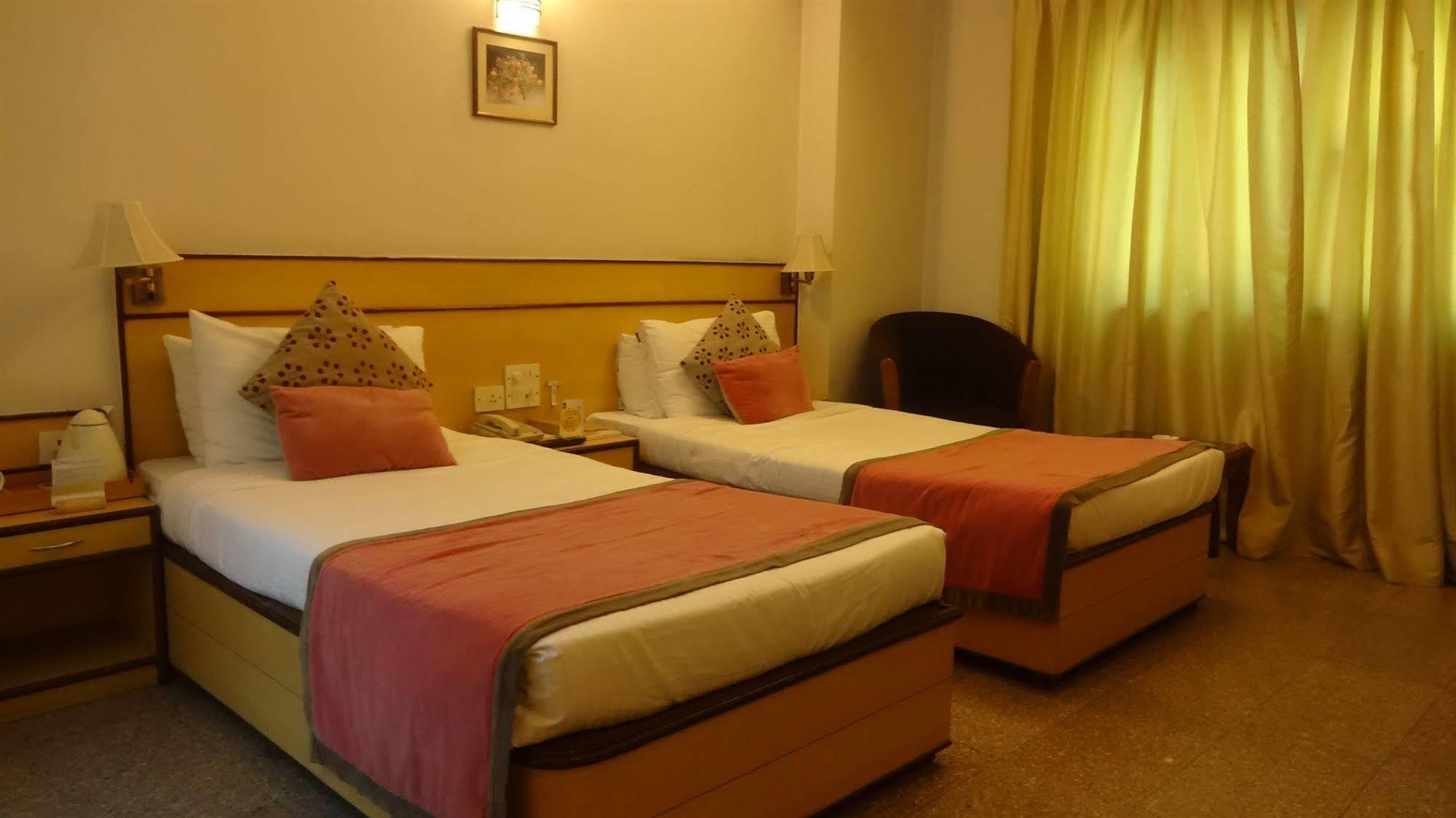 Hotel Swati Deluxe Delhi  Dış mekan fotoğraf